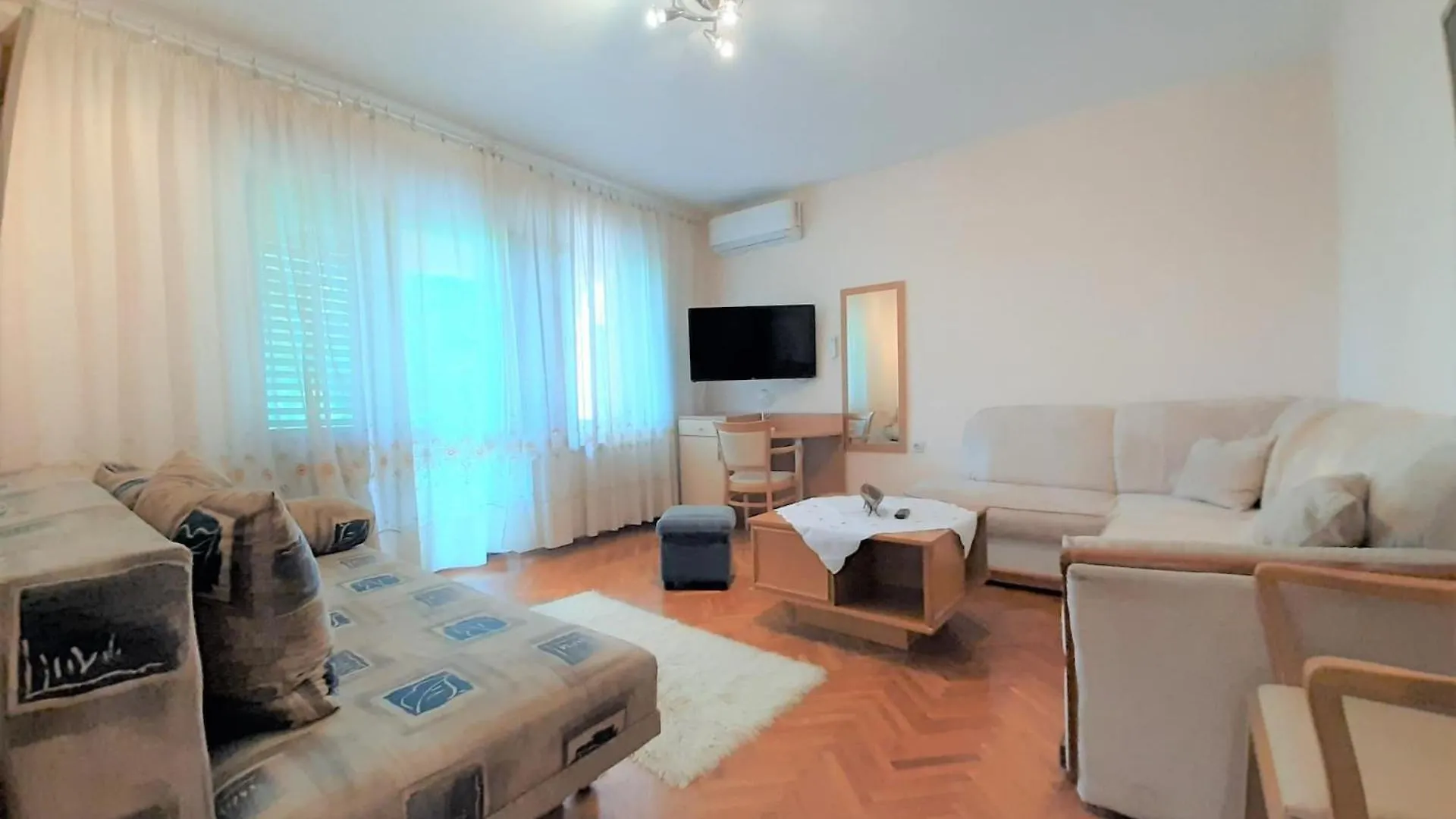 Guest house Family Apartments Cherry Krk Town